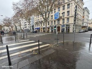 Commerce habillement/textile 166 m²