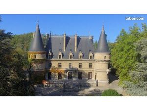 Bureaux à louer dans château – Plateau 220 m² ou surfaces 26–34 m² – Parking