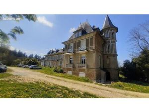 APPARTEMENT MEUBLE F2 45 M2 AU CHÂTEAU + TERRASSE PRIVATIVE DE 40 M2+ JARDIN DE 10000M2+ P