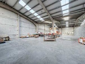 Spacieux entrepôt de ±310m² à louer à Ferrières