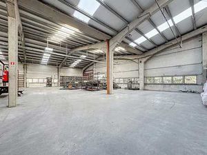 Spacieux entrepôt de ±340m² à louer à Ferrières