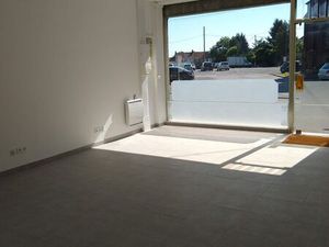 Local commercial refait à neuf face à un grand parking gratuit de 150 places  secteur très