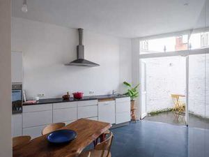 Lichtrijke en instapklare woning met stadskoer nabij Gent...