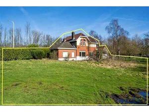 Maison spacieuse à rénover avec 3 chambres et jardin.