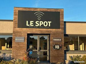 Bureau dans espace coworking créatif inspirant