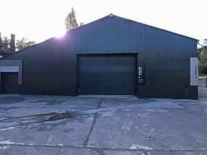 Entrepôt + mezzanine – + de 400 m² + parking privatif – Flers-en-Escrebieux