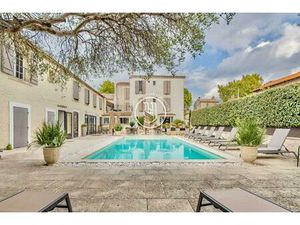 Dans un village prisé  plein centre  une vaste demeure