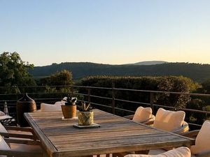 Villa contemporaine avec vue dégagée  piscine et aperçu mer – Gassin