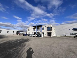 Bureaux cloisonnés de 473 m² avec 20 parkings - Mions  accès immédiat A46 A43