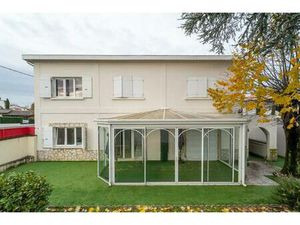 Maison de 10 pièces de 220 m² située à Cenon