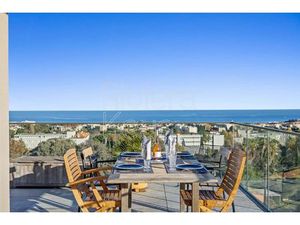 ANTIBES – Rastines : Superbe 3-pièces en dernier étage avec terrasse de 74 m² et vue mer p