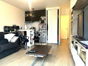 Studio dans immeuble de 2015  balcon et parking