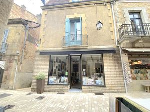 Immeuble rénové au coeur d'un des plus beaux villages de Fran