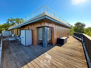 À vendre  dernier étage  appartement avec terrasse de 70 m²  places de parking et cellier.