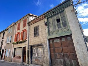 Bâtisse mitoyenne accompagnée de terrains non attenants
