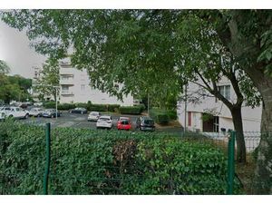 Appartement de 50m2 avec ascenseur en copropriété avec terrasse  cave et place de parking 