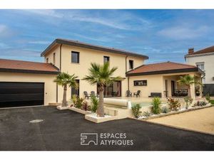 Maison contemporaine avec piscine et extérieur détente