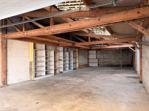 Garage/Entrepot 100 M2 porte sécurisée  électrifié