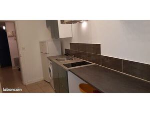 Rez-de-chaussée d'une maison et jardin