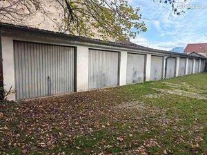 Garage fermé sécurisé environ 15 m² – Plain pied – Terrain fermé