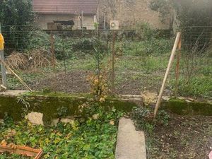 Très grande maison de ville d'environ 270 m2 à finir de rénover avec terrain de 500 m2 sit