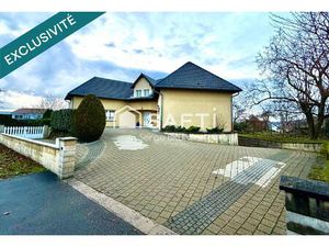 Maison individuelle de 488 m² sur 16 ares de terrain.