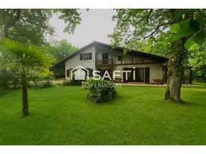 Maison traditionnelle avec grand jardin