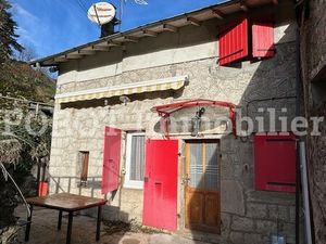 Maison en pierres avec terrasse et jardinet