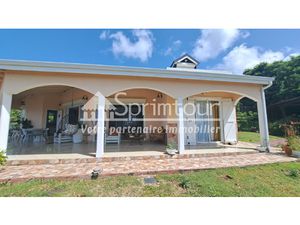 Villa familiale spacieuse avec grand jardin et vue mer.