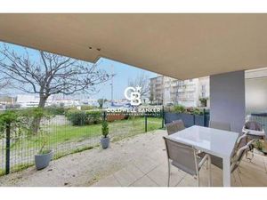 Appartement rénové avec grande terrasse et vue sur la marina