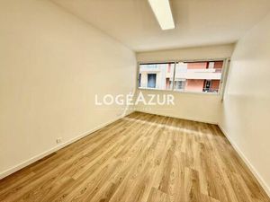 Location bureau 4 pièces 55 m² à Antibes (06600)