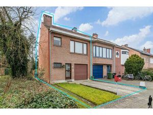 Te renoveren ruime bel-etagewoning op ca. 315 m² met veel potentieel en diepe besloten tui