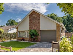 Ruime laagbouw woning met 4 slaapkamers  tuin en garage in hartje Brasschaat