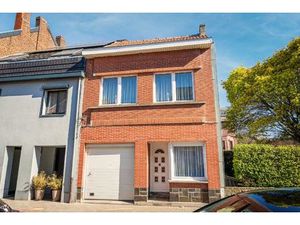 Goed onderhouden woning +-3are  met 2 à 3 slpk  garage en tuin.