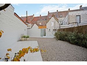 Grote woning  voorzien van vier kamers  twee badkamers  een uitweg ...