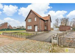 TE RENOVEREN WONING MET EEN RUIME WOONKAMER  KEUKEN MET EETKAMER  4 AANGENAME SLAAPKAMERS 