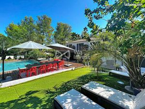 Maison 8 pièces 370 m²