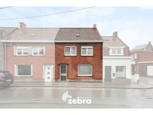 Te renoveren stadswoning met aparte garage in centrum Tielt.