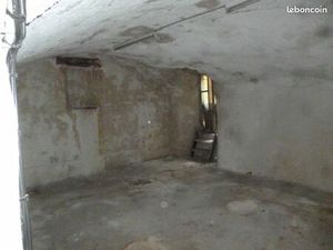 Local de stockage de meubles / matériel en tout genre