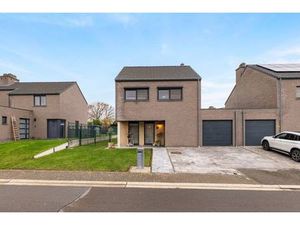 GEZELLIGE INSTAPKLARE GEZINSWONING MET 3 SLAAPKAMERS EN GARAGE IN KOZEN