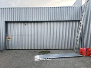 A louer - Cellules d'activités avec porte sectionnelle à destination de stockage - Genas