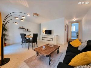 Charmant T3 spacieux et lumineux  grand balcon  70m2- Hyper centre village