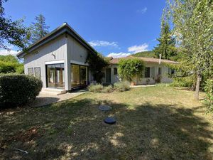 Maison contemporaine avec piscine chauffée  jardin paysager et intimité totale – À...