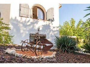 Belle villa à l'esprit hacienda méditerranéen  nichée dans son écrin de verdure à deux pas