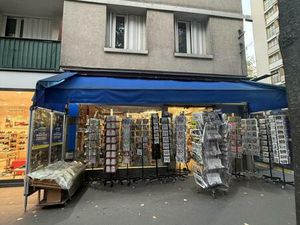 À CEDER BOUTIQUE AVEC APPARTEMENT PRIVÉ ET ANNEXES