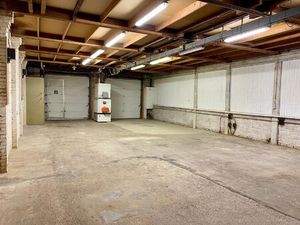 Atelier van 108 5 m² in centrum Kuurne met sectionaal poorten.