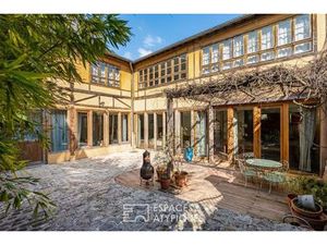 Ancienne biscuiterie réhabilitée en maison esprit atelier d'artiste au centre-sud de Malak