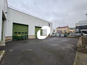 A VENDRE OU A LOUER  Bâtiment à vendre ou à louer