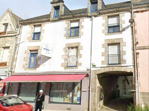 À vendre Local commercial + Appartement en duplex  centre de Baud