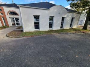 A VENDRE BUREAUX 378 M² SAINTE LUCE SUR LOIRE ET 24 PLACES DE PARKING